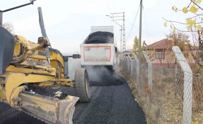 Iğdır’da köy yollarında asfalt çalışmaları sürüyor