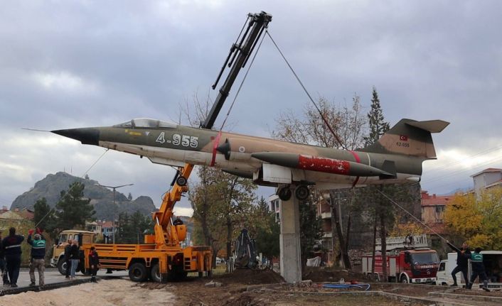 İlçenin simgesi haline gelen savaş uçağı yeni yerine taşındı