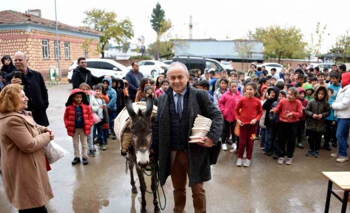 İmza gününe eşekle geldi