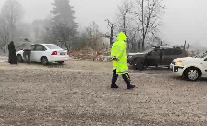 İnegöl’de kar yağışı başladı, sürücüler zor anlar yaşadı