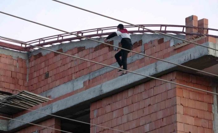 İnşaatın çatısına çıkan kadın, ekiplere ve ailesine ecel terleri döktürdü