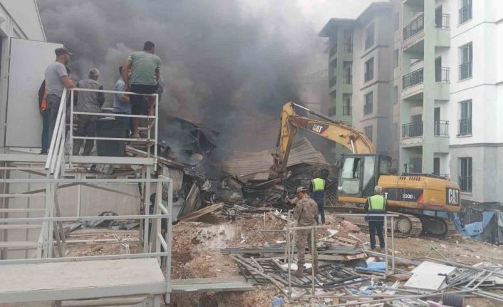 İşçilerin kaldığı konteyner yatakhane alevlere teslim oldu