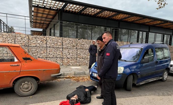 Isparta’da ayağı takılıp düşen yaşlı kadın yerde acı içerisinde kaldı