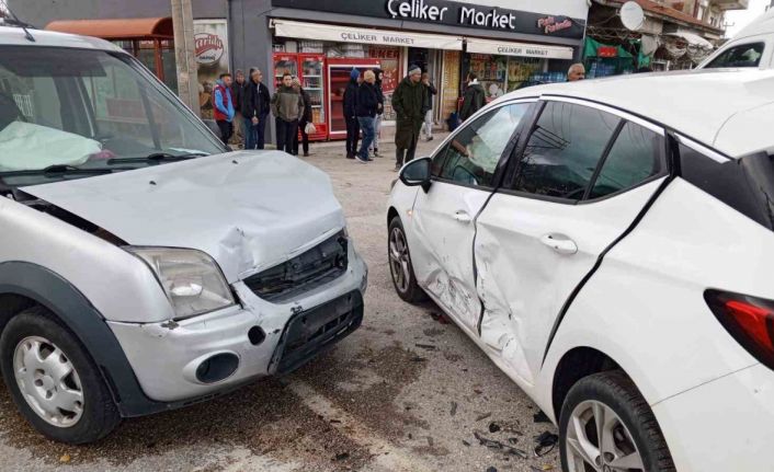 Isparta’da hafif ticari araç ile otomobil çarpıştı: 5 yaralı