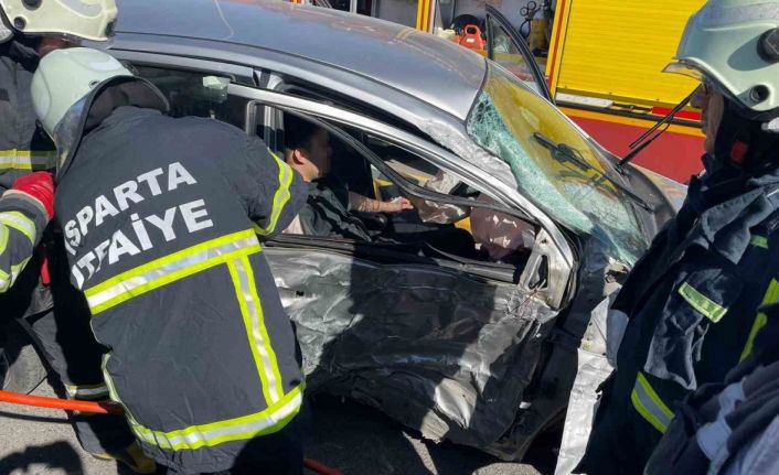 Isparta’da kontrolden çıkan otomobil elektrik direğine çarptı: 2 yaralı