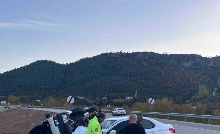 Isparta’da otomobil ile midibüs kavşakta çarpıştı: 5 yaralı