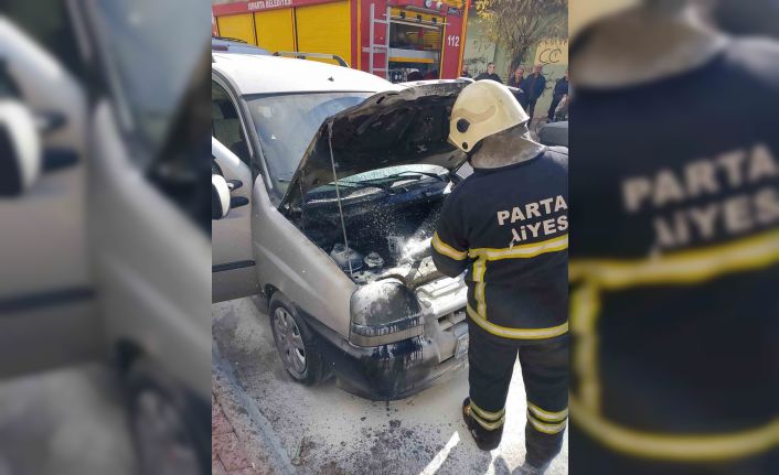 Isparta’da seyir halindeki araç aniden alev aldı