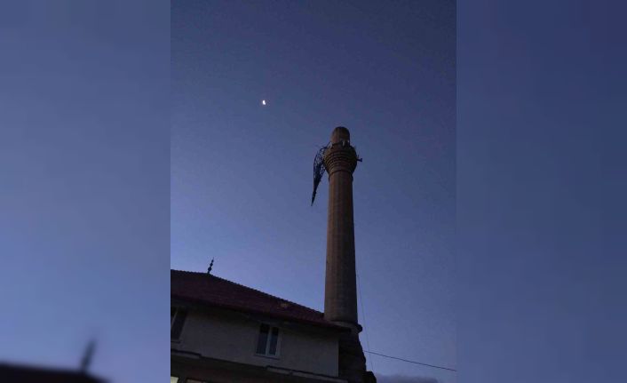 Isparta’da şiddetli rüzgâr cami minaresinin külahını yerinden kopardı