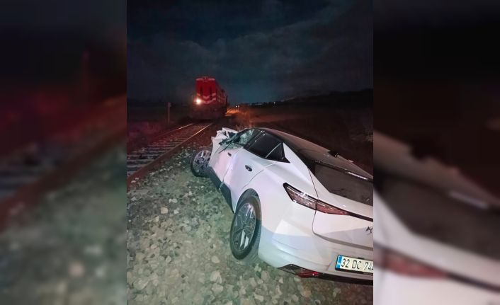 Isparta’da yük treni otomobile çarptı, sürücü ağır yaralandı