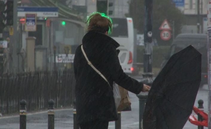 İstanbul’da etkili olan yağış vatandaşlara zor anlar yaşattı