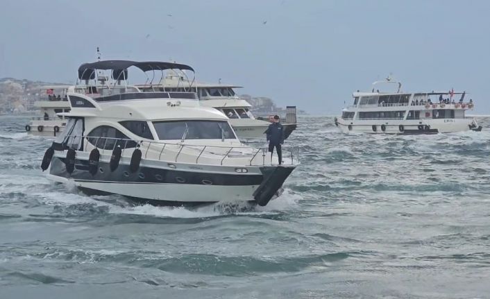 İstanbul’da lodos nedeniyle dalgalar oluştu, kimisi fotoğrafladı kimisi kaçtı