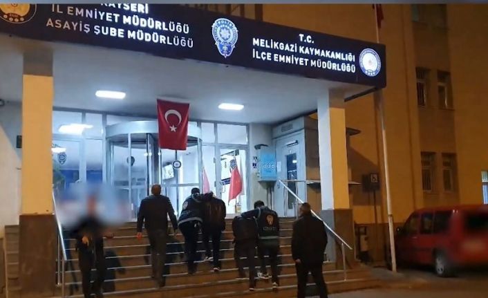 İşyerini kurşunlayanlar önce kameraya sonra polise yakalandı