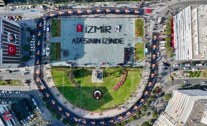 İzmir’de 350 metrelik posterle “Ata’ya Saygı Yürüyüşü” düzenledi