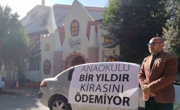 İzmir’de anaokulu önünde şaşırtan pankart