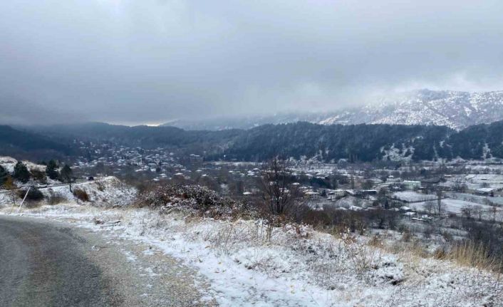 İzmir’e mevsimin ilk karı düştü