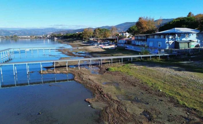 İznik Gölü’nün en büyük iskelesi de karaya oturdu