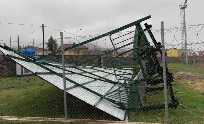 İznik İlçe Stadyumu’nda şiddetli rüzgar tribünü yıktı