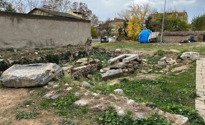 İznik’te tarihi mezarlık harabeye döndü