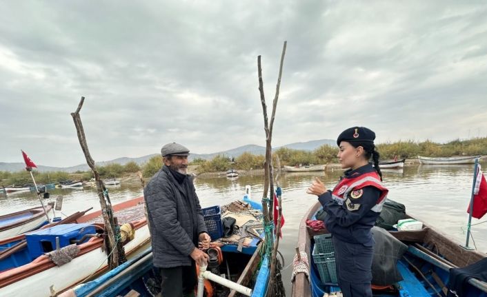 Jandarma Bafa Gölü’nde denetimlere devam ediyor