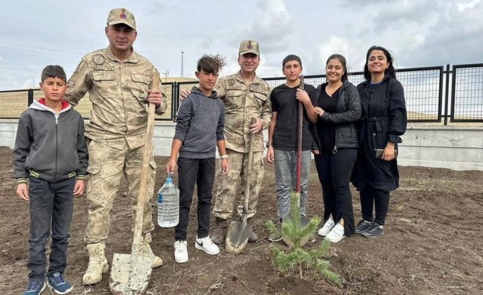 Jandarma ekipleri yüzlerce fidanı toprakla buluşturdu