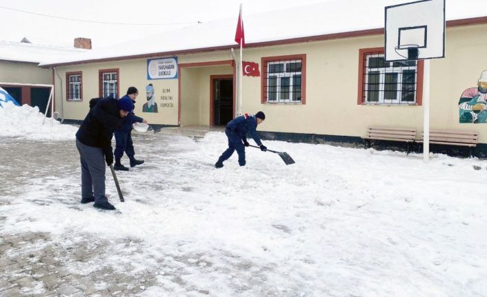 Jandarma, öğretmenlerle kar temizliği yaptı öğrenciler ile kartopu oynadı