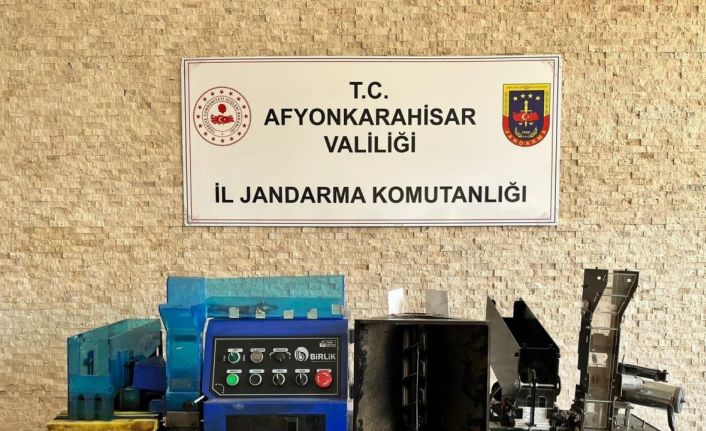 Kaçak makaron dolumu yapan makineleri satmaya çalışırken jandarmaya yakalandılar