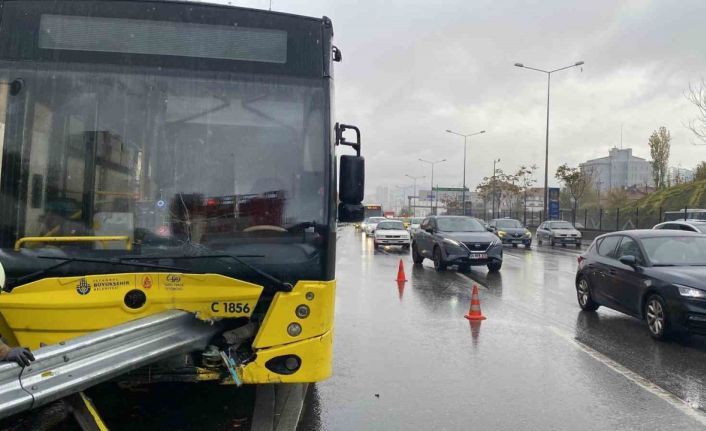 Kadıköy’de bariyerler İETT otobüsüne ok gibi saplandı