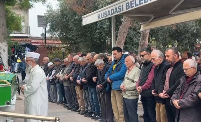 Kafeye dalan otomobilin altında kalmıştı