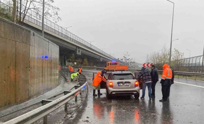 Kağıthane’de sağanak yağış nedeniyle bir kadın sürücü su birikintisinde kaldı