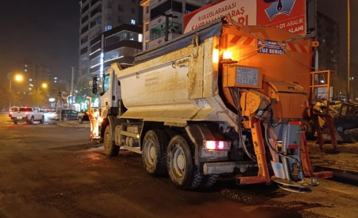 Kahramanmaraş büyükşehir belediyesinden gece mesaisi