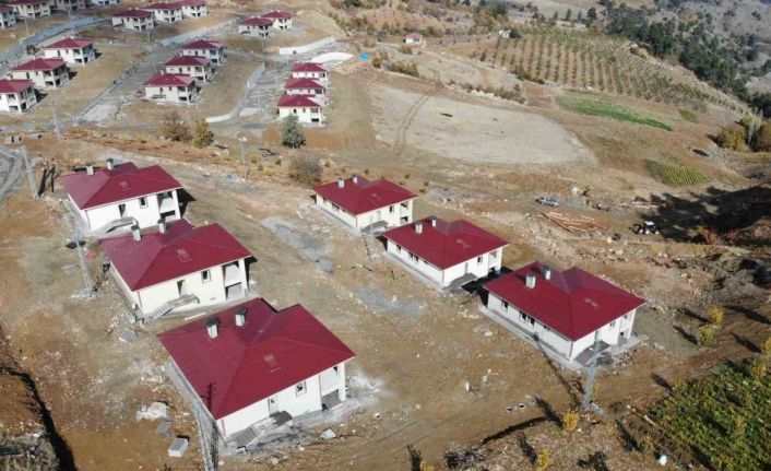 Kahramanmaraş’ta dev kayaların tahrip ettiği köyde deprem konutları yükseliyor