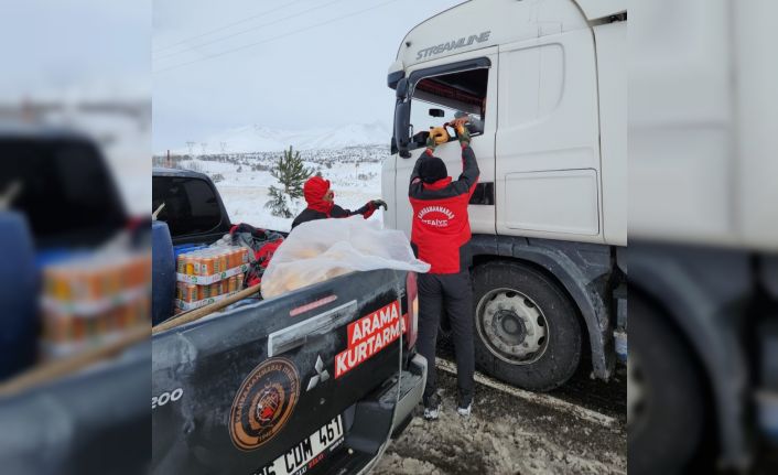 Kahramanmaraş’ta itfaiyesinden yolda kalan araçlara yakıt desteği