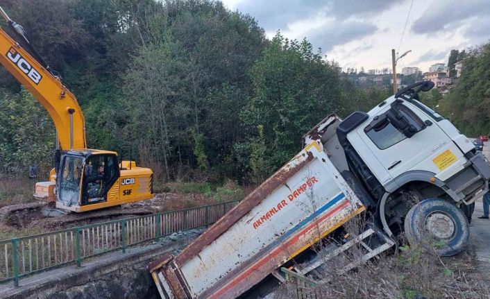 Kamyon altına aldığı otomobille dereye düştü, faciadan dönüldü