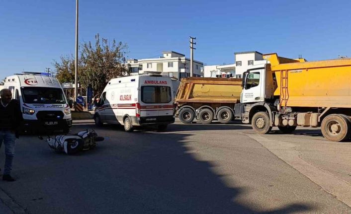 Kamyon ile motosiklet çarpıştı: 1’i ağır 2 kişi yaralandı