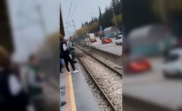 Kamyondan düşen demirler trafik ve metro seferlerini aksattı