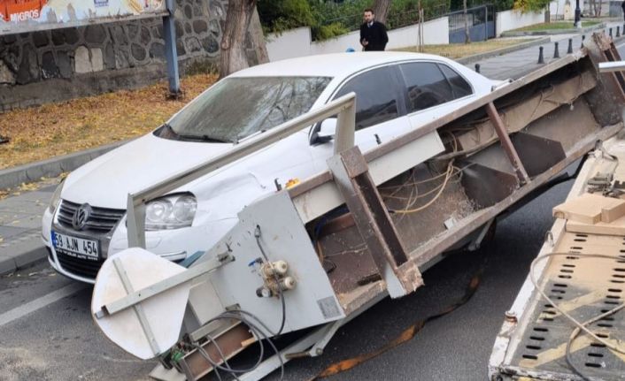 Kamyonetteki bıçkı makinesi otomobilin üzerine düştü