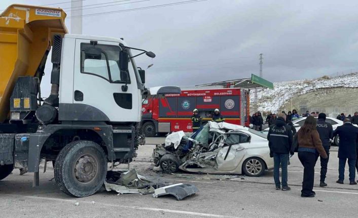 Kamyonla otomobil kafa kafaya çarpıştı: 1 kişi öldü