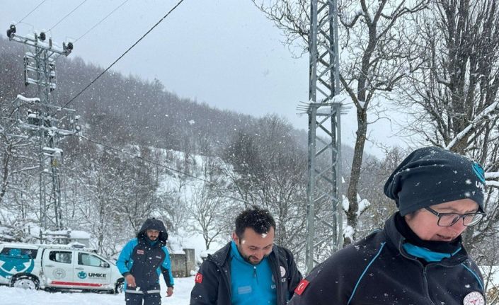 Kar sebebiyle yolu kapanan köydeki hasta için seferber oldular