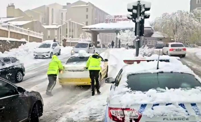 Kar trafiği aksattı, küçük çaplı kazalar meydana geldi