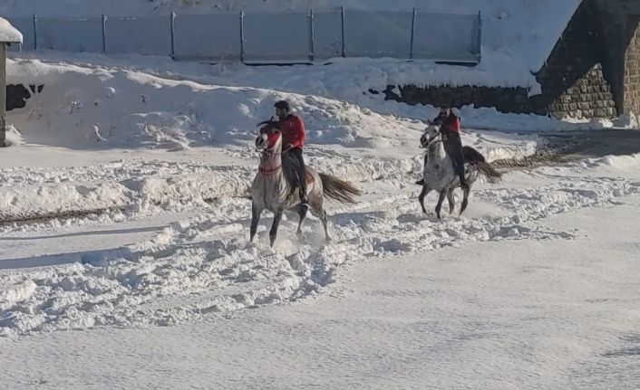 Kar üstünde cirit antrenmanı nefes kesti