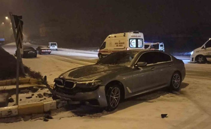 Kar yağışı kazaya neden oldu: 3 yaralı