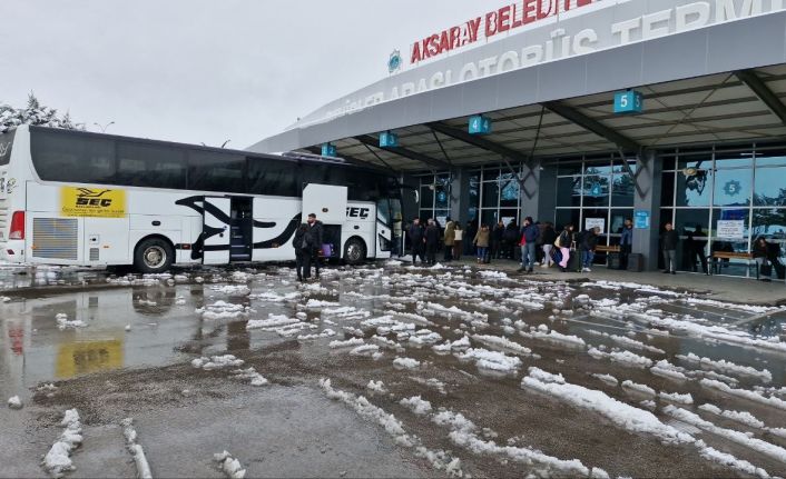 Kar yağışı, şehirlerarası otobüs seferlerini aksattı