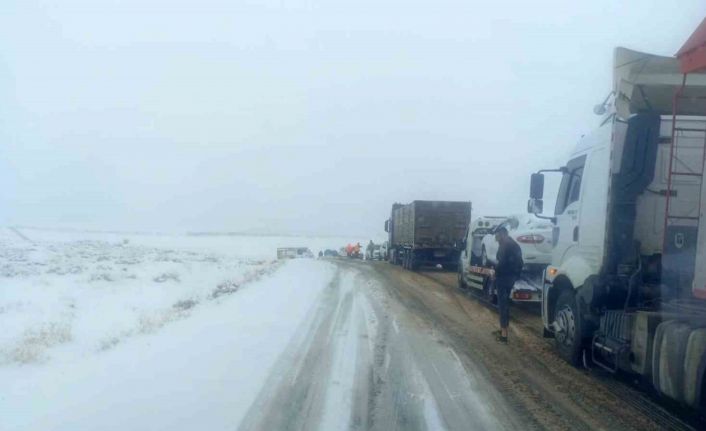 Kar yağışıyla kapanan Viranşehir-Diyarbakır yolu trafiğe açıldı