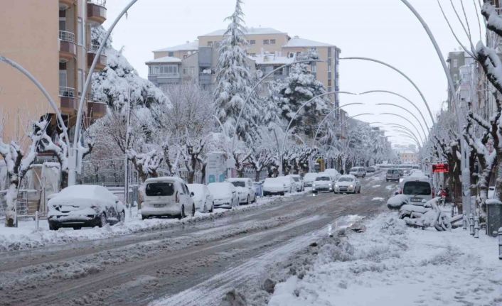 Karaman, mevsimin ilk karıyla beyaza büründü