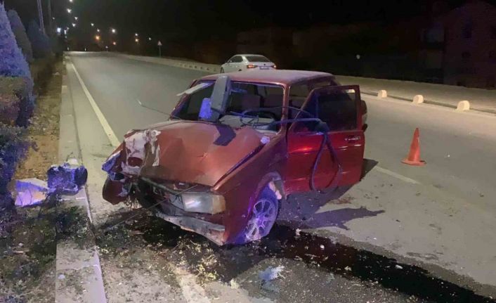 Karaman’da aydınlatma direğine çarpan otomobilin sürücüsü yaralandı