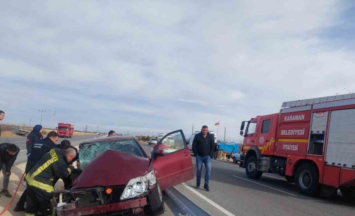 Karaman’da otomobil römork ve bariyerlere çarptı: 4 yaralı