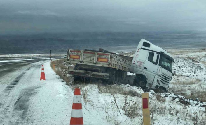 Kars’ta buzlanan yolda kayan tır şarampole düştü