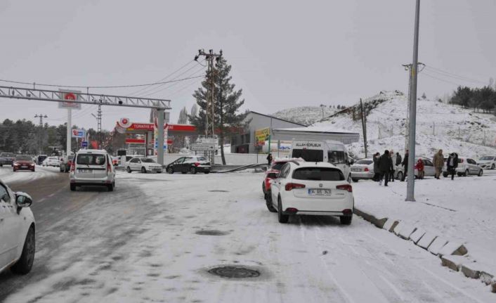 Kars’ta yollar buz pistine döndü