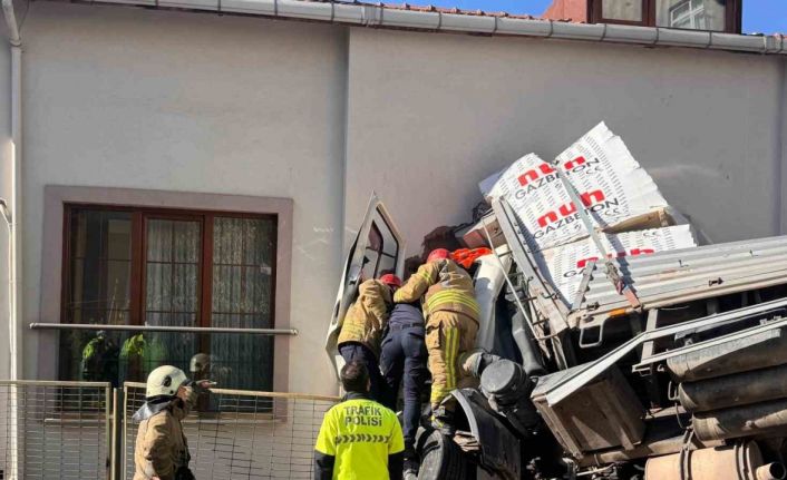 Kartal’da kontrolden çıkan tır eve girdi: 1 yaralı