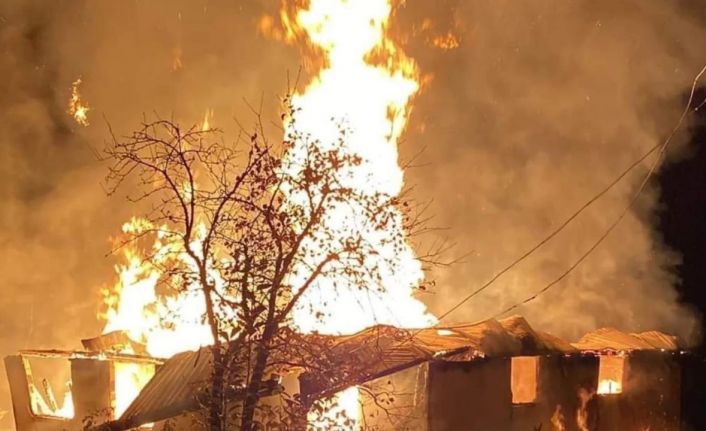 Kastamonu’da iki katlı ahşap ev, çıkan yangında küle döndü